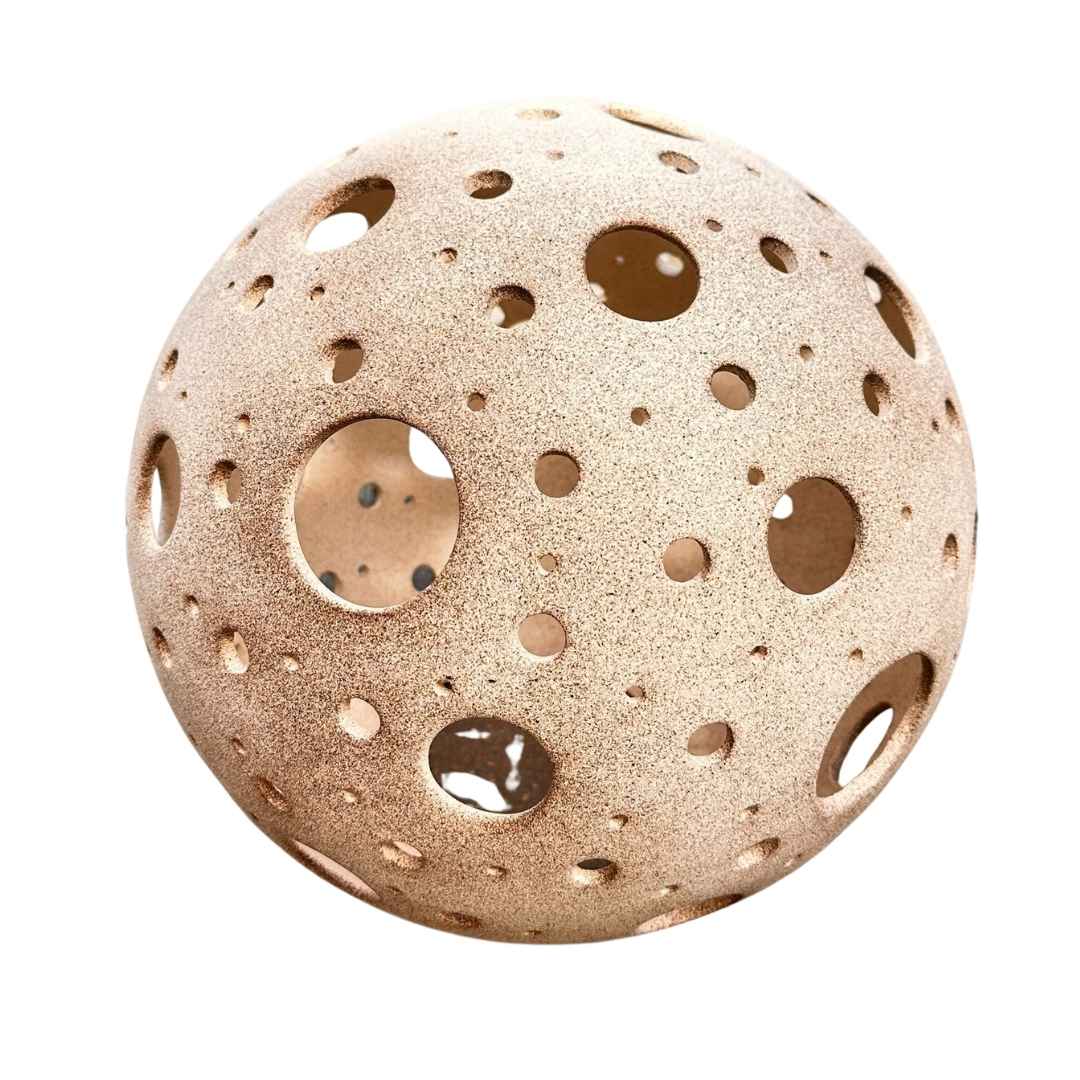 keramická koule v zahradě